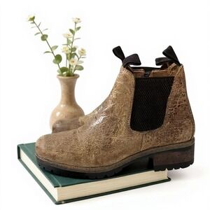 Diba True "Say So" Distressed Leather Chelsea Ankle Boots Taupe Lug Sole‎ 8.5